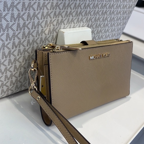 MICHAEL KORS LARGE DOUBLE ZIP WRISTLET WALLET PHONE CASE CLUTCH 
Camel
NWT - Picture 7 of 16